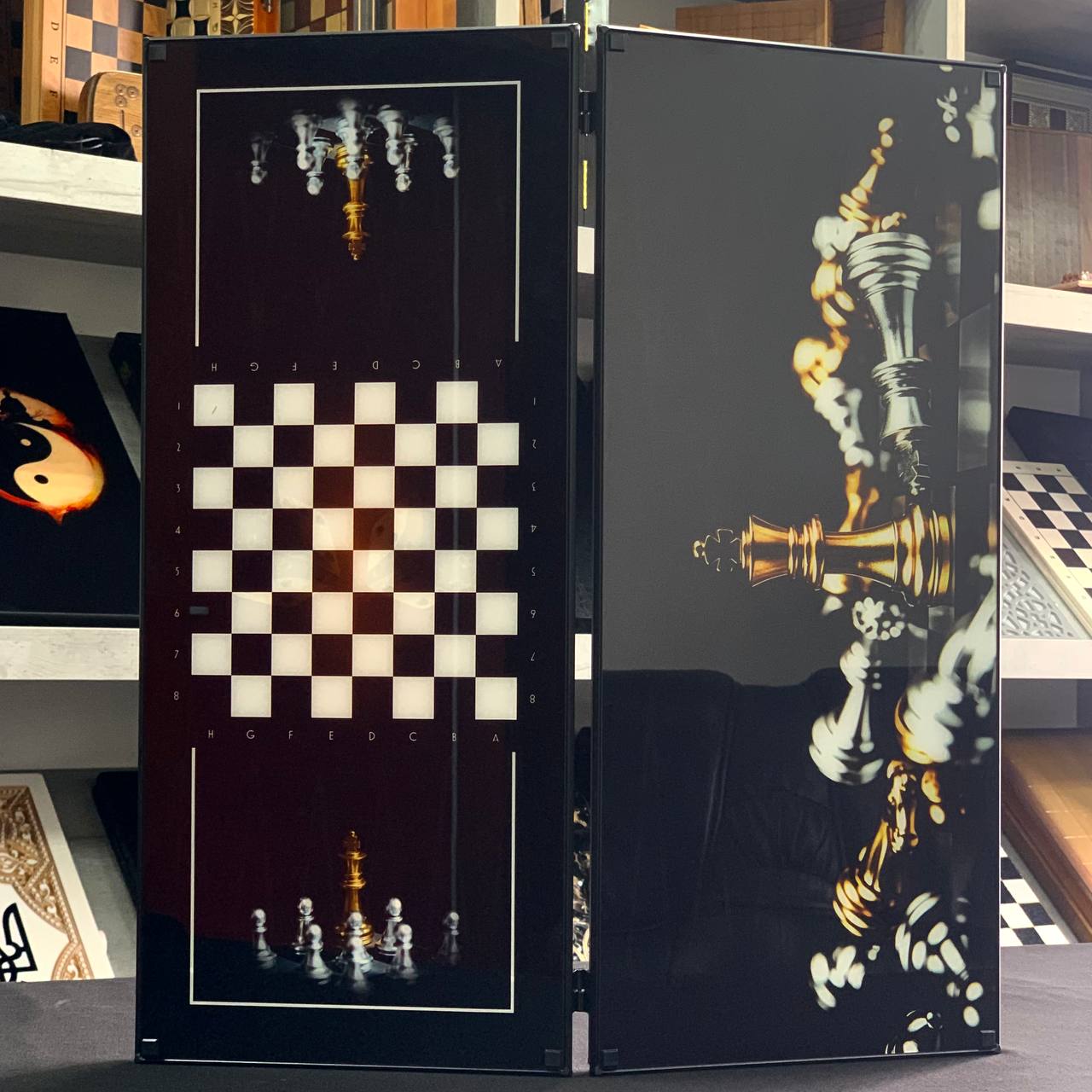 Plateau de jeu élégant 3 en 1 en verre : échecs, backgammon en verre et dames. Prêt à offrir. Personnalisé