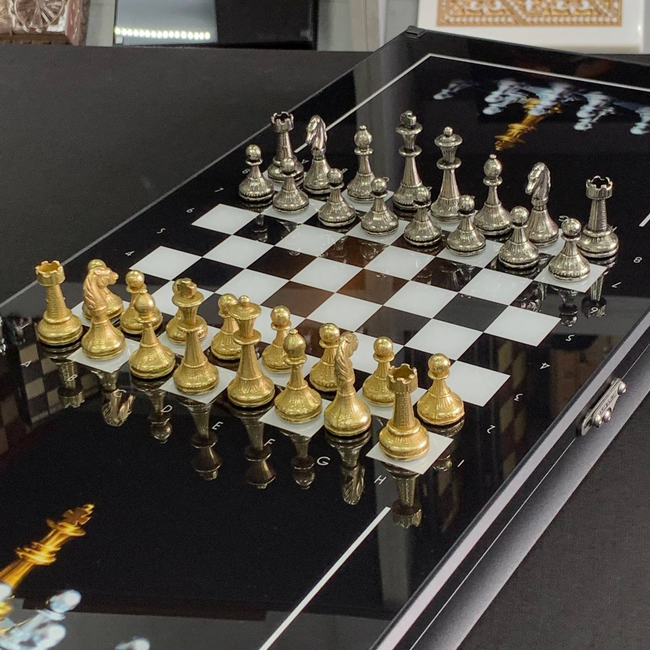 Plateau de jeu élégant 3 en 1 en verre : échecs, backgammon en verre et dames. Prêt à offrir. Personnalisé