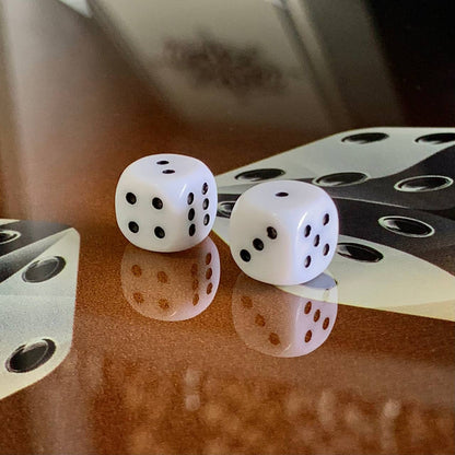 Plateau de jeu élégant 3 en 1 en verre : échecs, backgammon en verre et dames. Prêt à offrir. Personnalisé