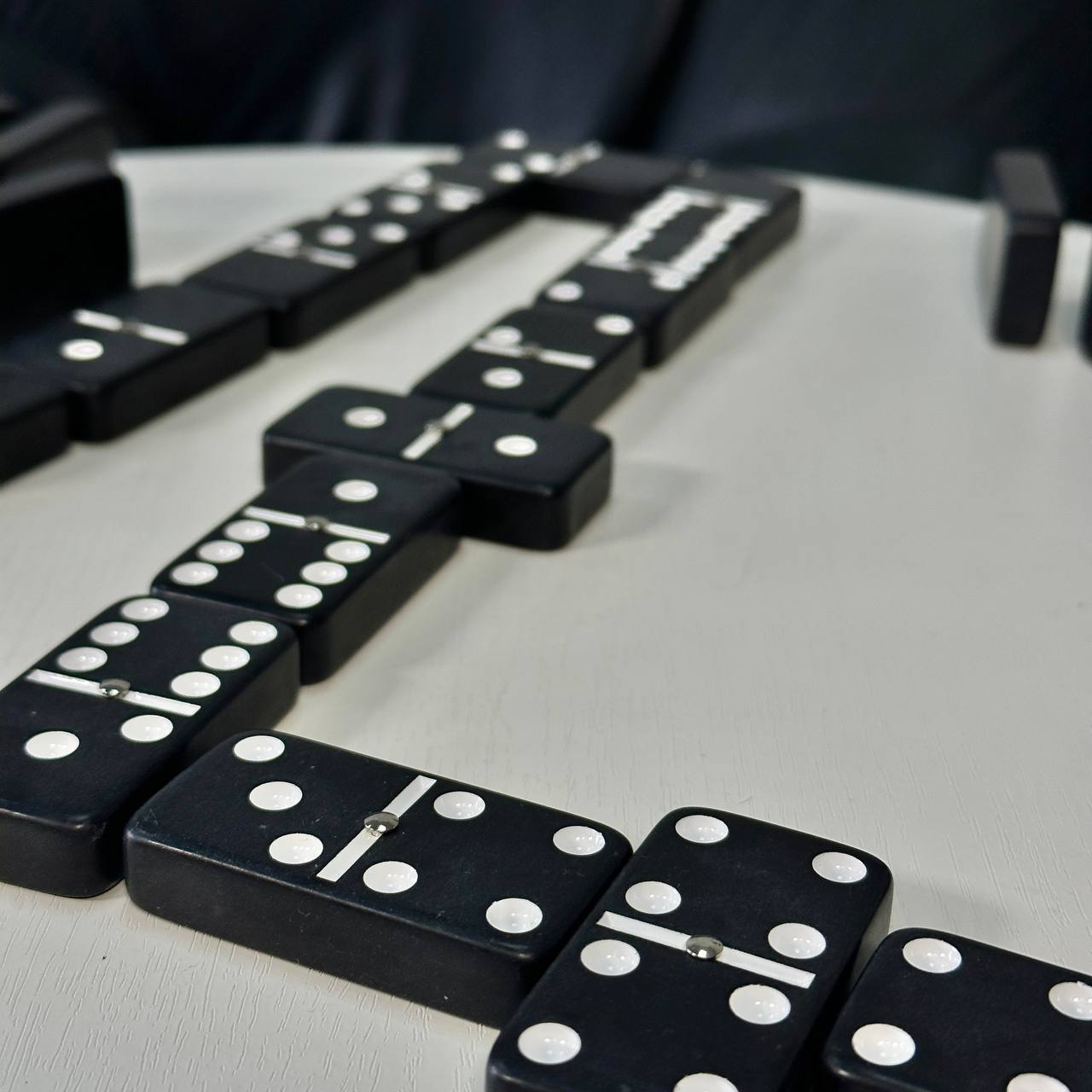 Jeu de dominos noirs 53 x 24 mm dans une boîte de rangement, qualité supérieure, prêt à offrir