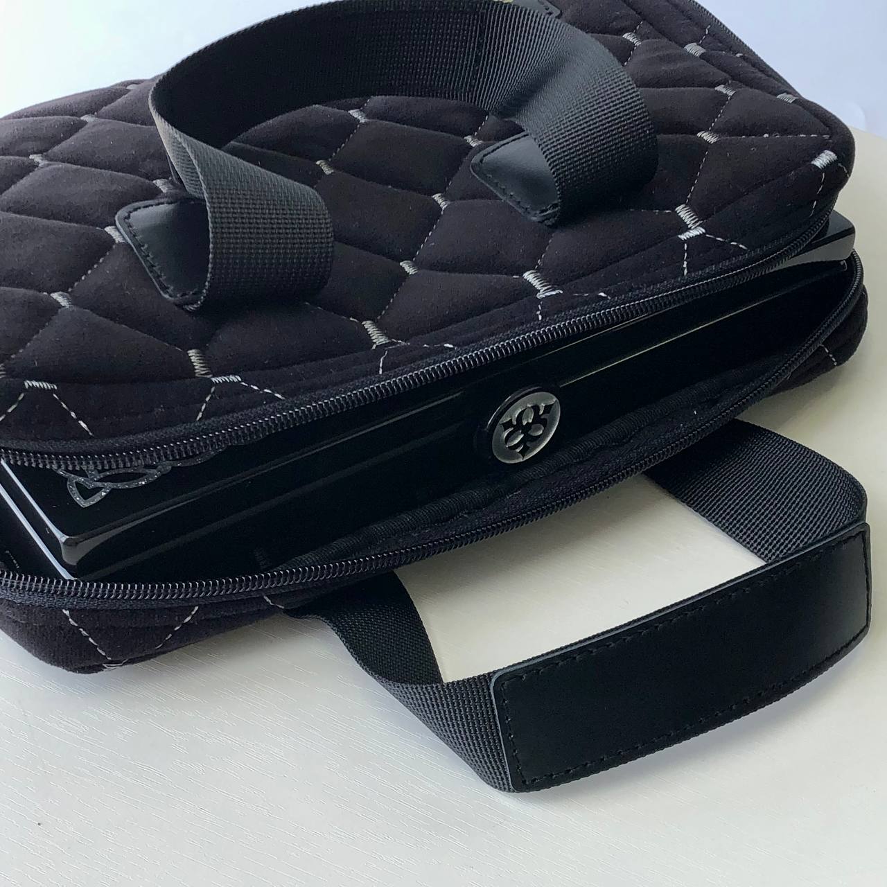 Housse de rangement en alcantara pour Stone Domino 26*16cm. Doux et confortable.