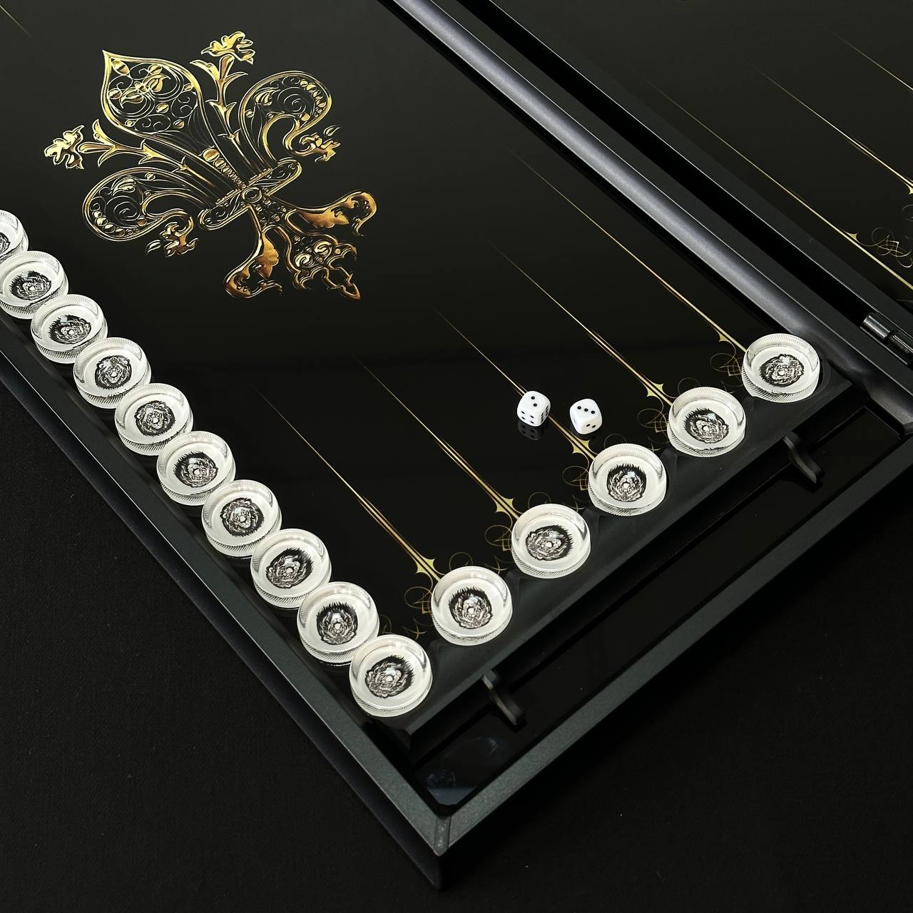 Backgammon-Set aus Glas LÖWE, 61 x 27 x 5 cm, personalisiertes und exklusives Design. Als Geschenk geeignet.