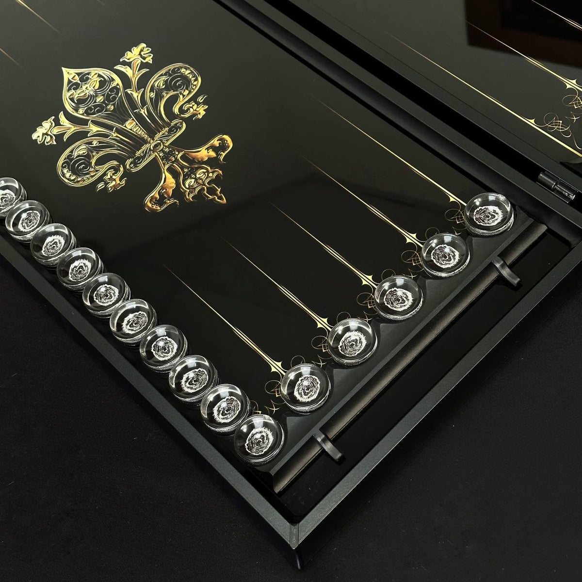 Backgammon-Set aus Glas LÖWE, 61 x 27 x 5 cm, personalisiertes und exklusives Design. Als Geschenk geeignet.