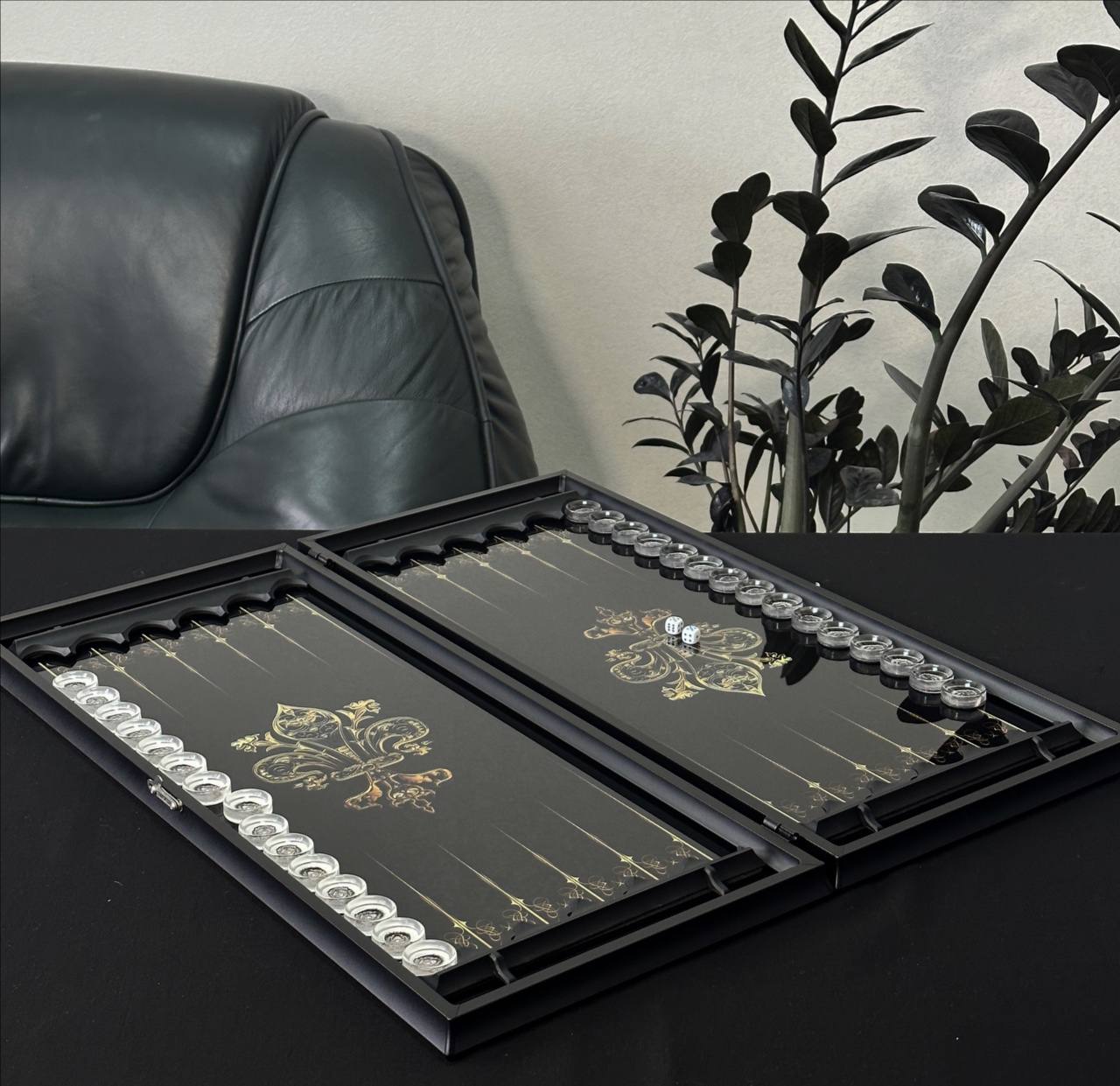 Backgammon-Set aus Glas LÖWE, 61 x 27 x 5 cm, personalisiertes und exklusives Design. Als Geschenk geeignet.