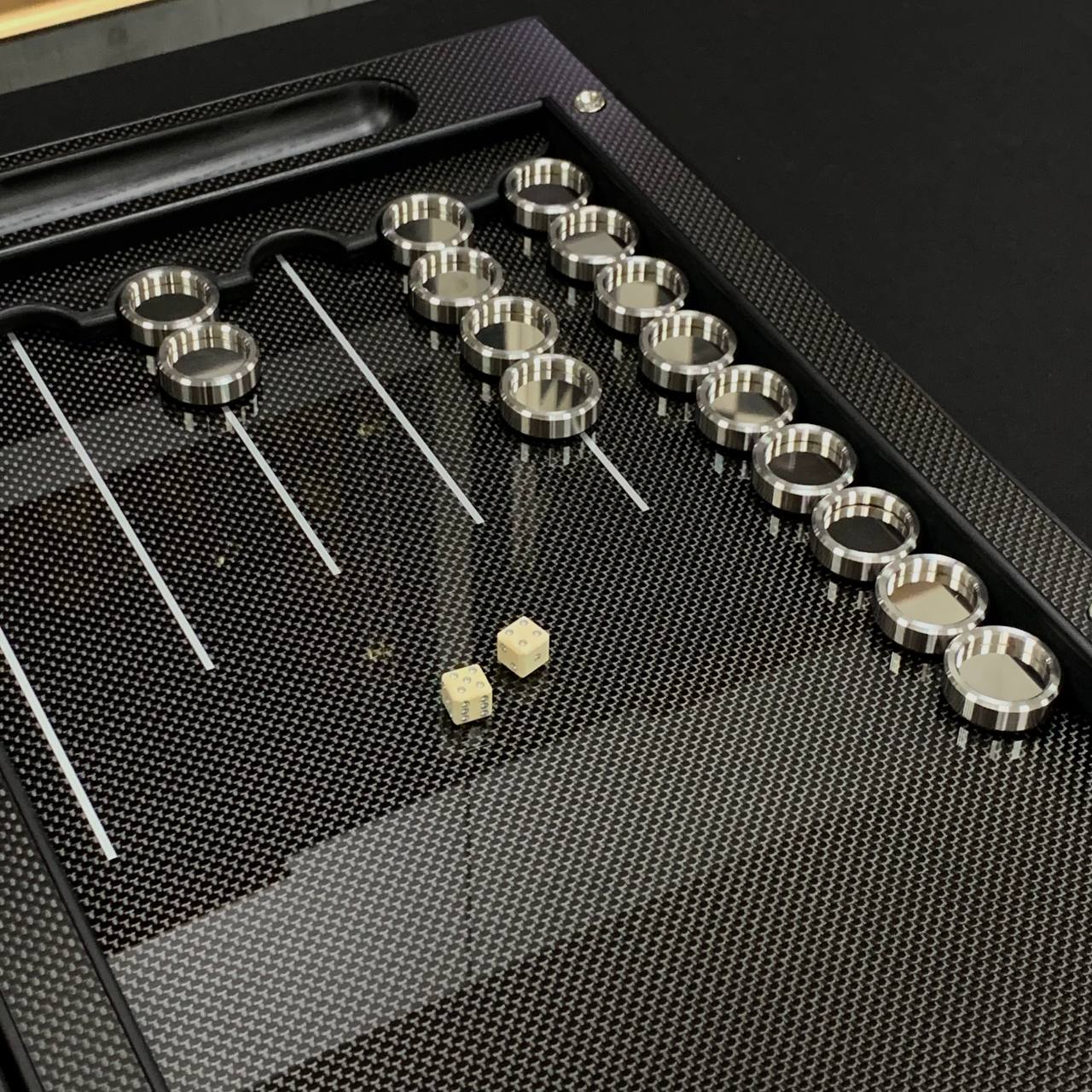 Luxuriöses VIP Carbon Backgammon Set auf Aluminium Carbon Basis, 61*26,5cm, Geschenkfertig