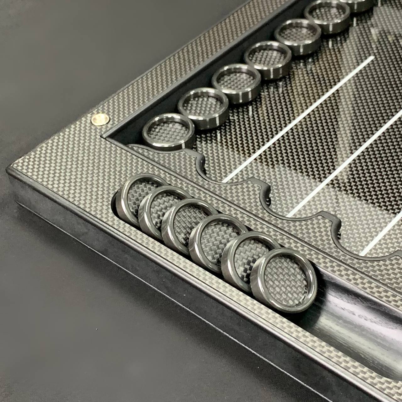 Luxuriöses VIP Carbon Backgammon Set auf Aluminium Carbon Basis, 61*26,5cm, Geschenkfertig