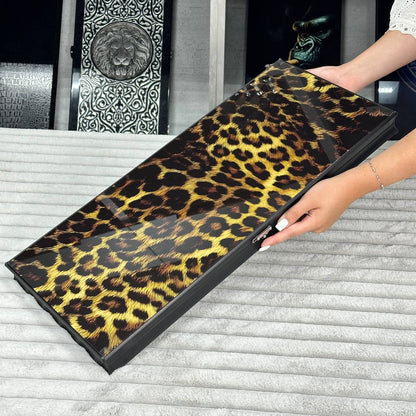Glas-Backgammon-Set Leopard, 61 x 27 cm. Personalisierung. Als Geschenk geeignet.