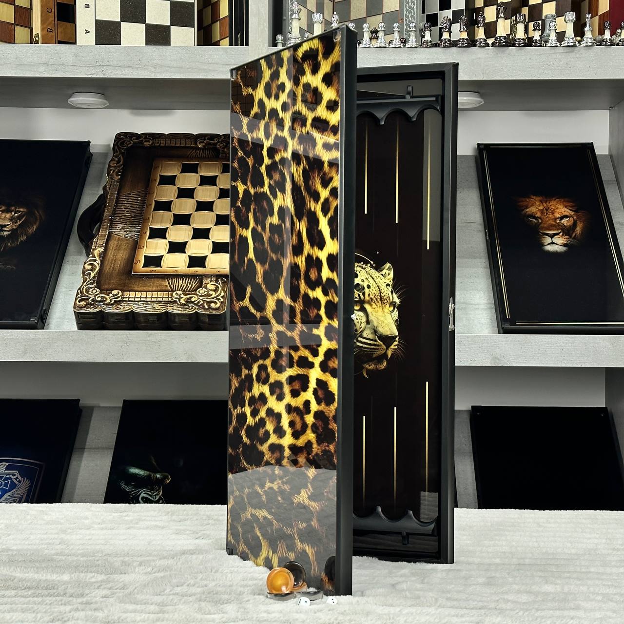 Glas-Backgammon-Set Leopard, 61 x 27 cm. Personalisierung. Als Geschenk geeignet.