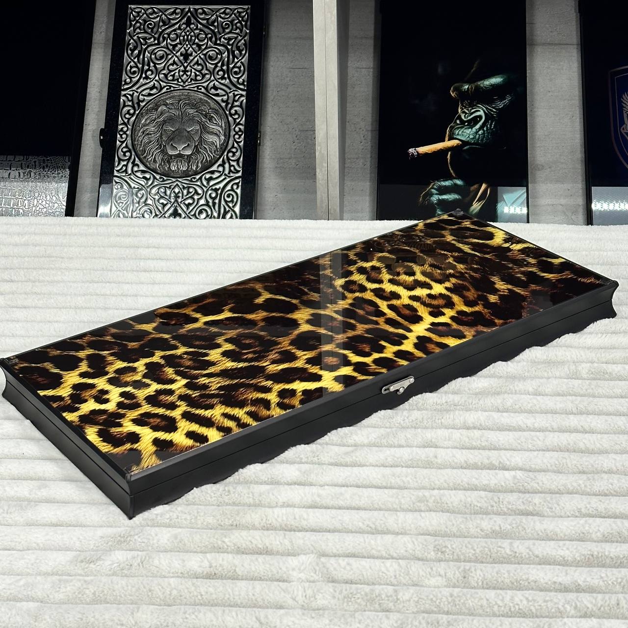 Glas-Backgammon-Set Leopard, 61 x 27 cm. Personalisierung. Als Geschenk geeignet.