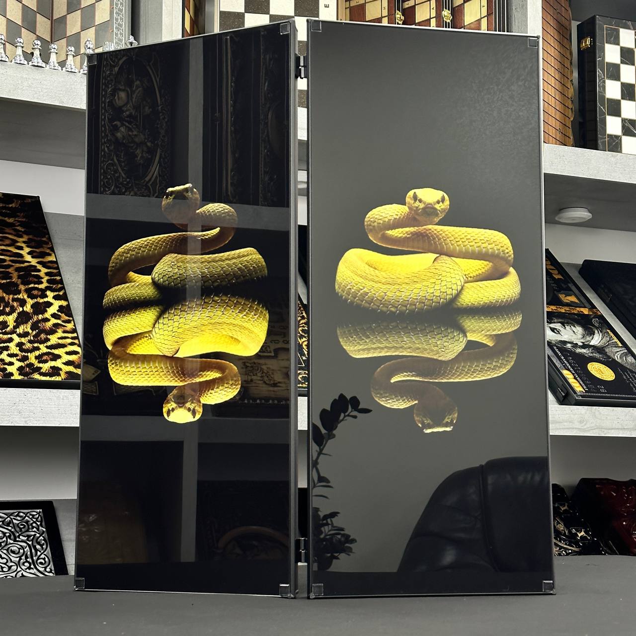 Jeu de backgammon en verre Snake, 61*27cm. Personnalisation. Prêt à offrir.