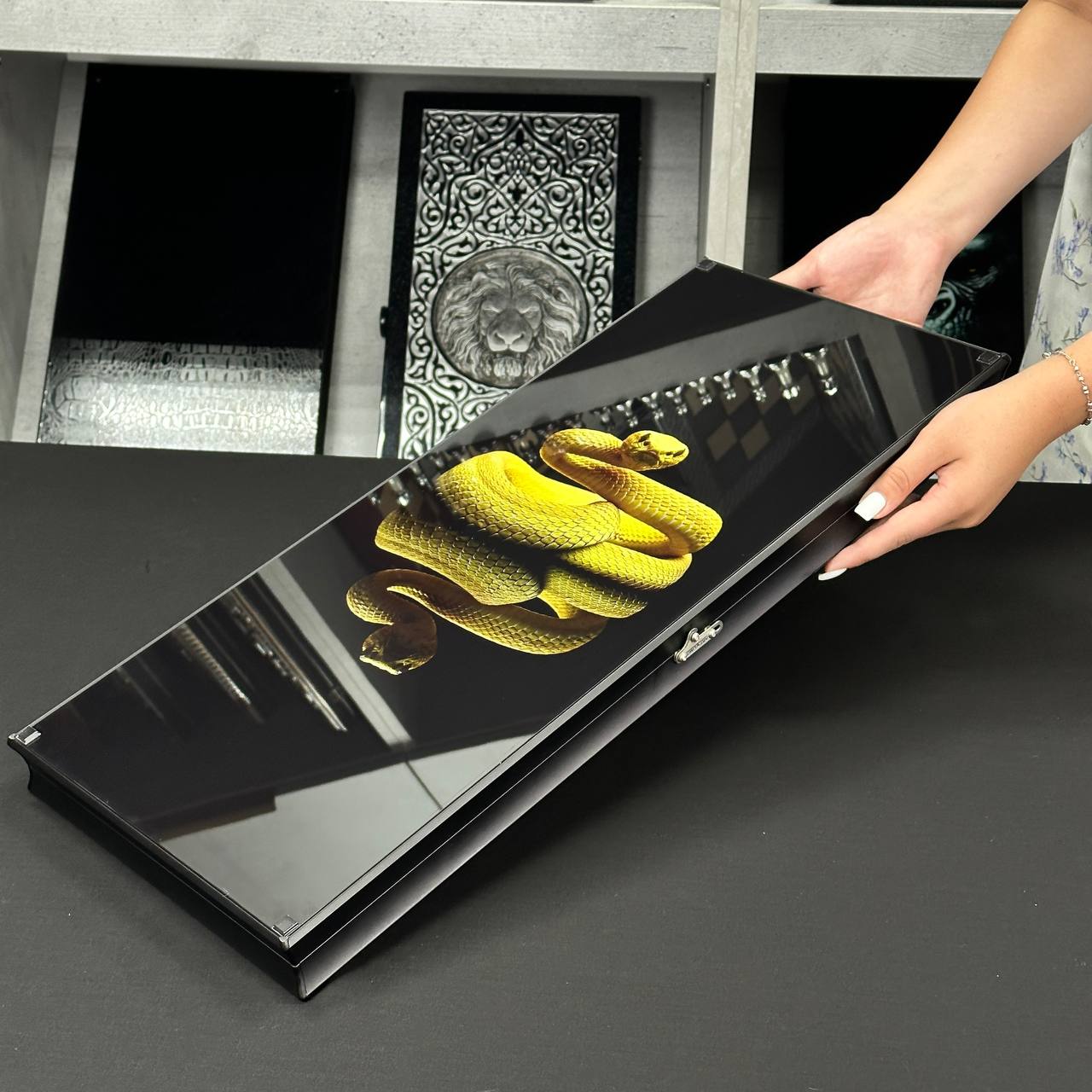 Jeu de backgammon en verre Snake, 61*27cm. Personnalisation. Prêt à offrir.