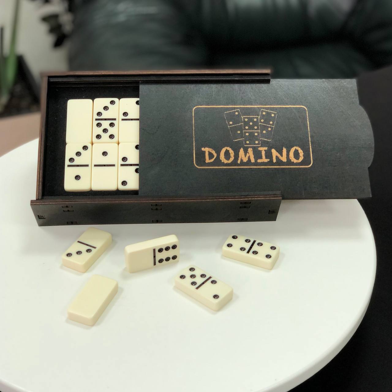 Elegantes Acryl-Domino-Set in Holzbox | Karton, 53 x 27 x 12 mm Dominogröße. Geschenkfertig