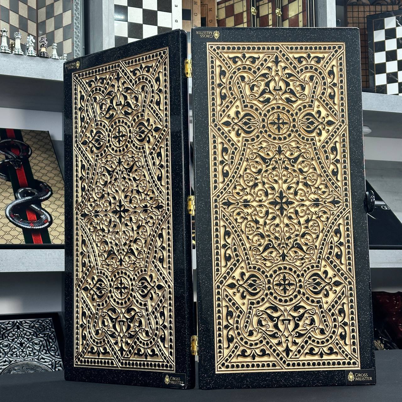 Backgammon de luxe en pierre acrylique noir et or 58×28cm, plateau en pierre Prêt à offrir