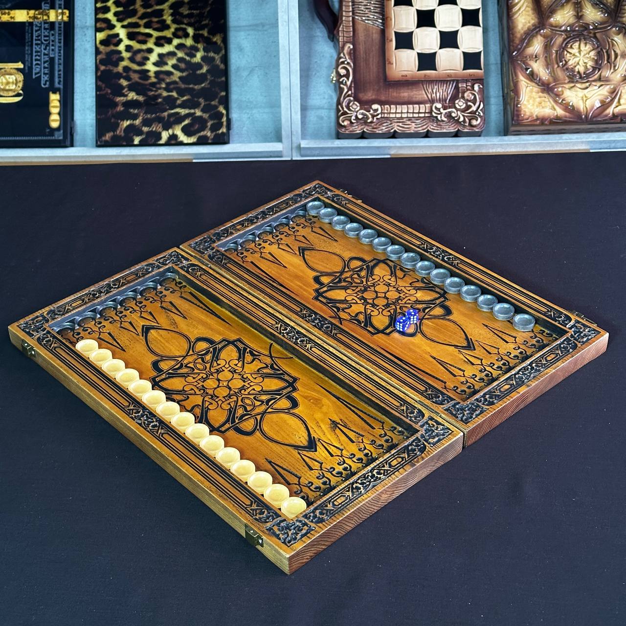 Backgammon en bois exclusif « La boussole ». Personnalisable et prêt à offrir