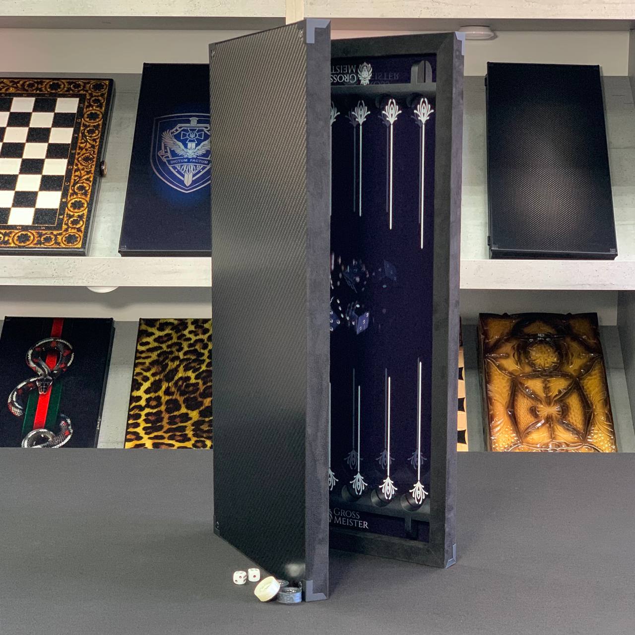 Luxuriöses handgefertigtes Backgammon-Set aus Metall und Carbon 60*30cm, Geschenkfertig VIP