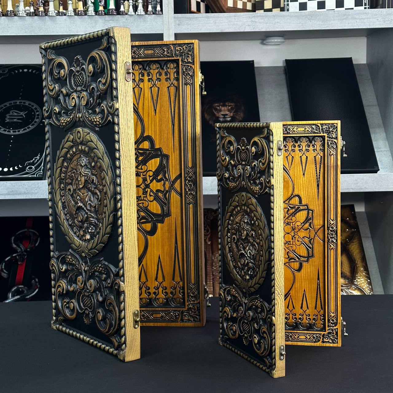 Exklusives Holz-Backgammon "Vigro Zodiac". Individualisierbar und verschenkfertig