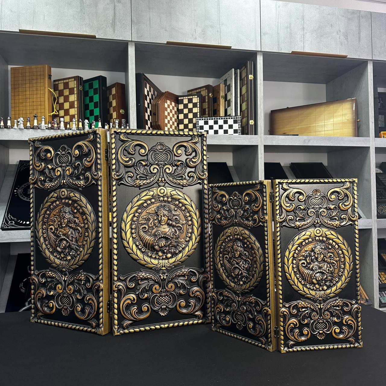 Exklusives Holz-Backgammon "Vigro Zodiac". Individualisierbar und verschenkfertig