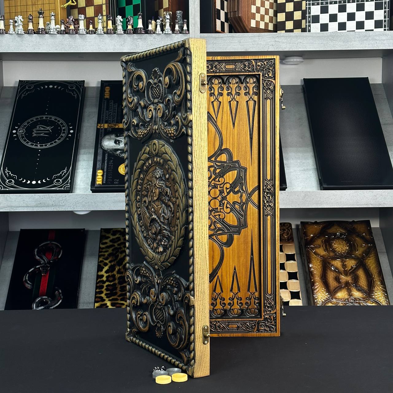 Exklusives Holz-Backgammon "Vigro Zodiac". Individualisierbar und verschenkfertig