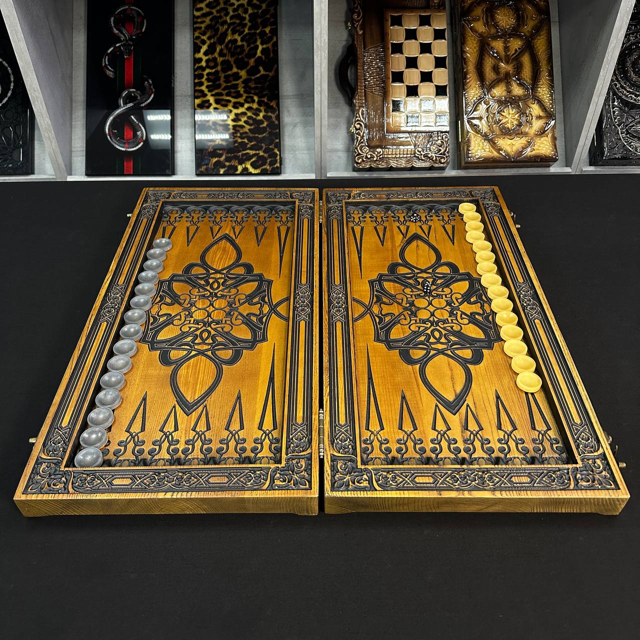 Exklusives Holz-Backgammon "Vigro Zodiac". Individualisierbar und verschenkfertig