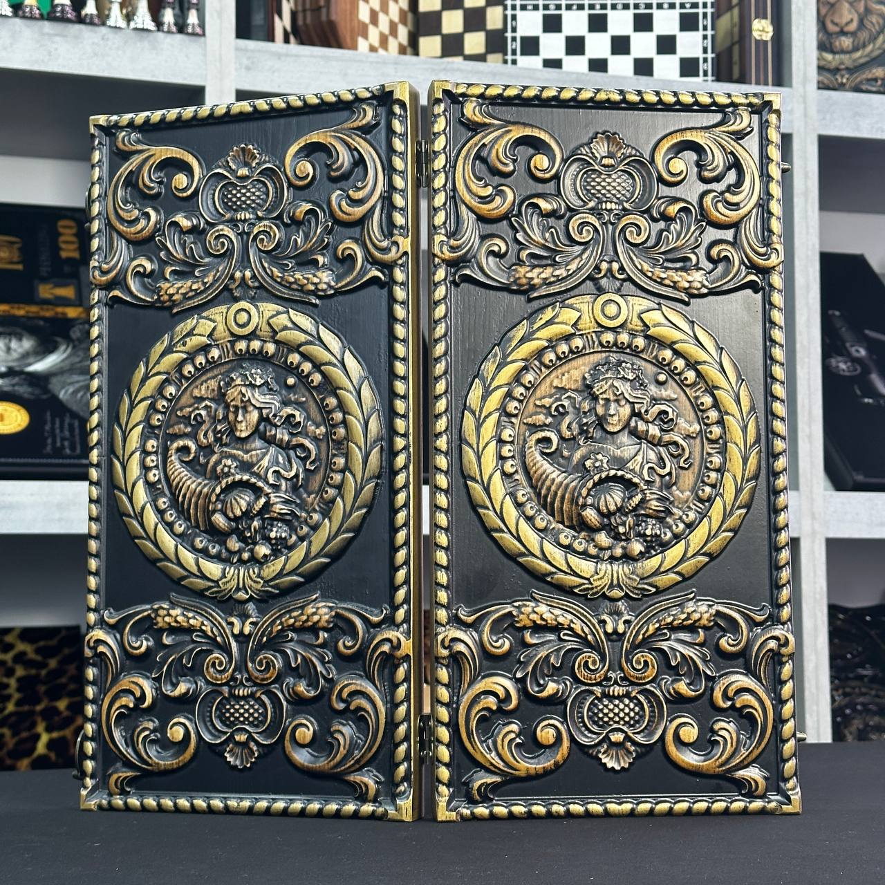 Exklusives Holz-Backgammon "Vigro Zodiac". Individualisierbar und verschenkfertig
