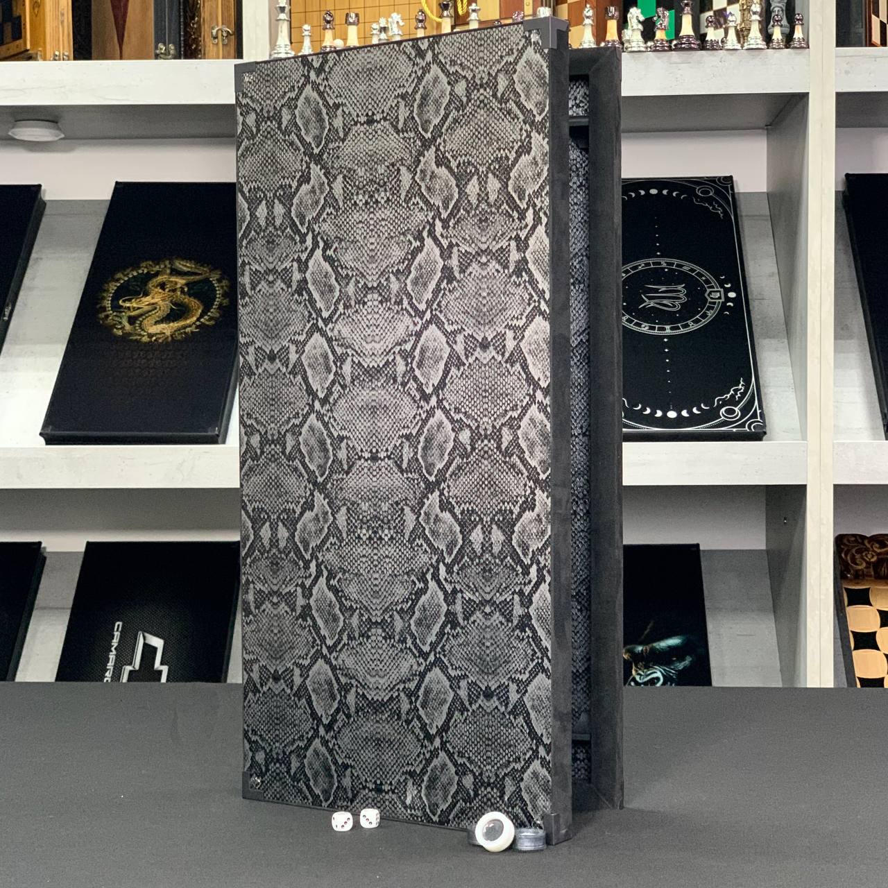 Jeu de backgammon exclusif en carbone dans un cadre en aluminium avec intérieur en verre, 60*30 cm, Art.555005 Prêt à offrir