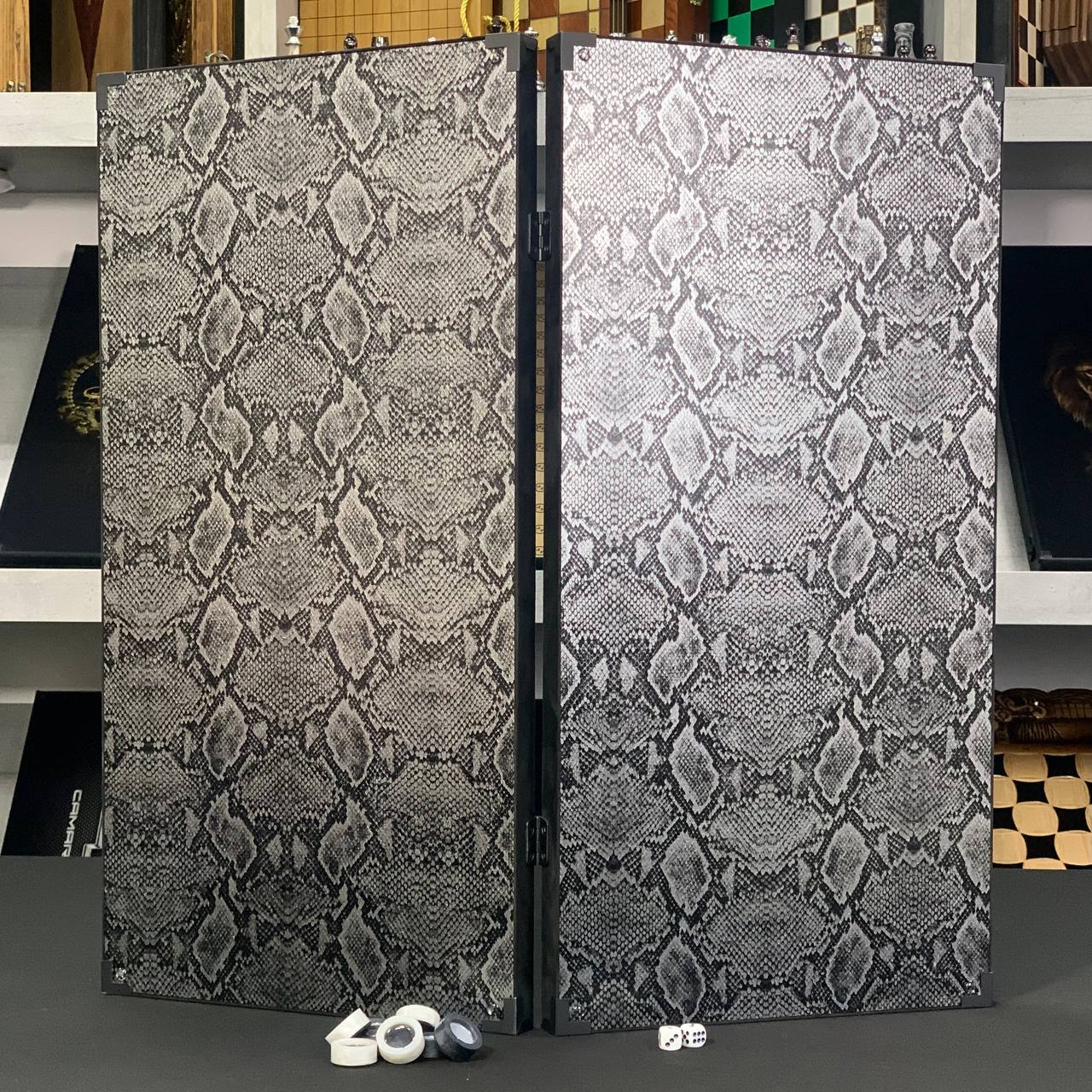Jeu de backgammon exclusif en carbone dans un cadre en aluminium avec intérieur en verre, 60*30 cm, Art.555005 Prêt à offrir