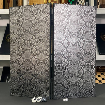 Jeu de backgammon exclusif en carbone dans un cadre en aluminium avec intérieur en verre, 60*30 cm, Art.555005 Prêt à offrir