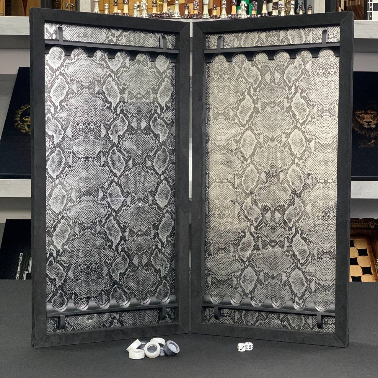 Jeu de backgammon exclusif en carbone dans un cadre en aluminium avec intérieur en verre, 60*30 cm, Art.555005 Prêt à offrir