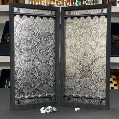 Jeu de backgammon exclusif en carbone dans un cadre en aluminium avec intérieur en verre, 60*30 cm, Art.555005 Prêt à offrir