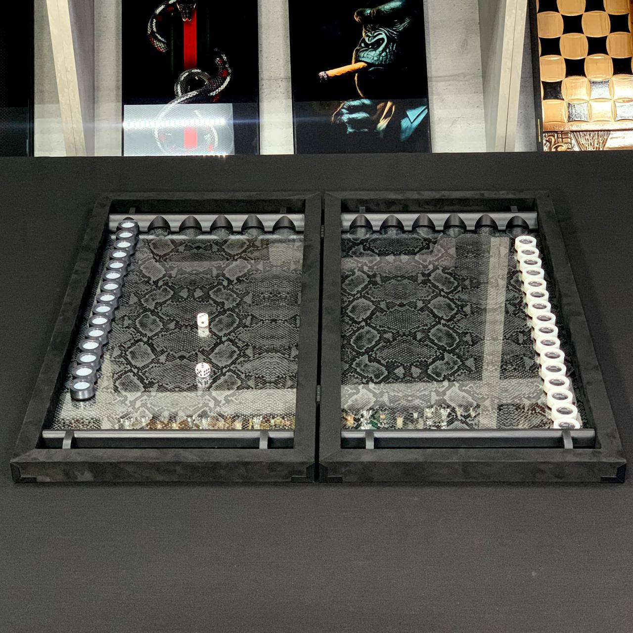 Jeu de backgammon exclusif en carbone dans un cadre en aluminium avec intérieur en verre, 60*30 cm, Art.555005 Prêt à offrir