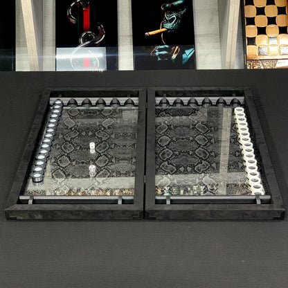 Jeu de backgammon exclusif en carbone dans un cadre en aluminium avec intérieur en verre, 60*30 cm, Art.555005 Prêt à offrir