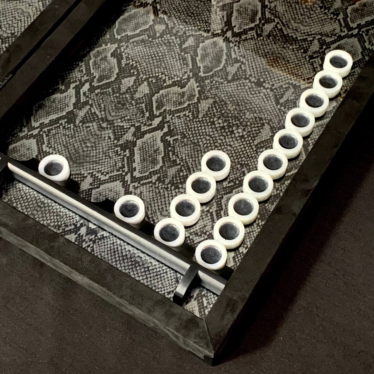 Jeu de backgammon exclusif en carbone dans un cadre en aluminium avec intérieur en verre, 60*30 cm, Art.555005 Prêt à offrir