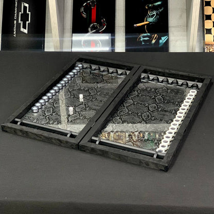 Jeu de backgammon exclusif en carbone dans un cadre en aluminium avec intérieur en verre, 60*30 cm, Art.555005 Prêt à offrir
