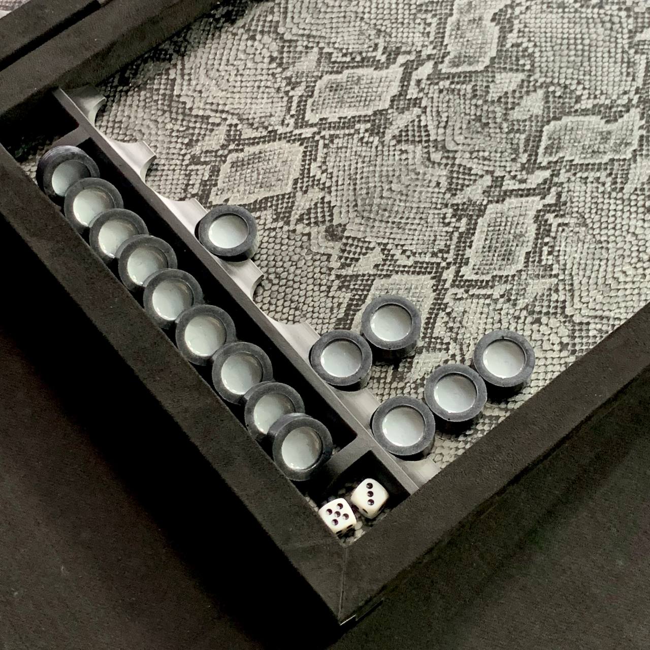 Jeu de backgammon exclusif en carbone dans un cadre en aluminium avec intérieur en verre, 60*30 cm, Art.555005 Prêt à offrir