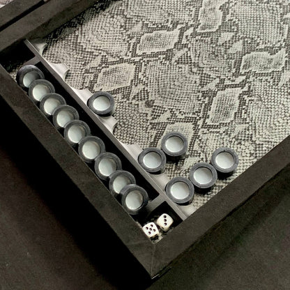 Jeu de backgammon exclusif en carbone dans un cadre en aluminium avec intérieur en verre, 60*30 cm, Art.555005 Prêt à offrir