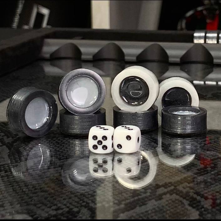 Jeu de backgammon exclusif en carbone dans un cadre en aluminium avec intérieur en verre, 60*30 cm, Art.555005 Prêt à offrir