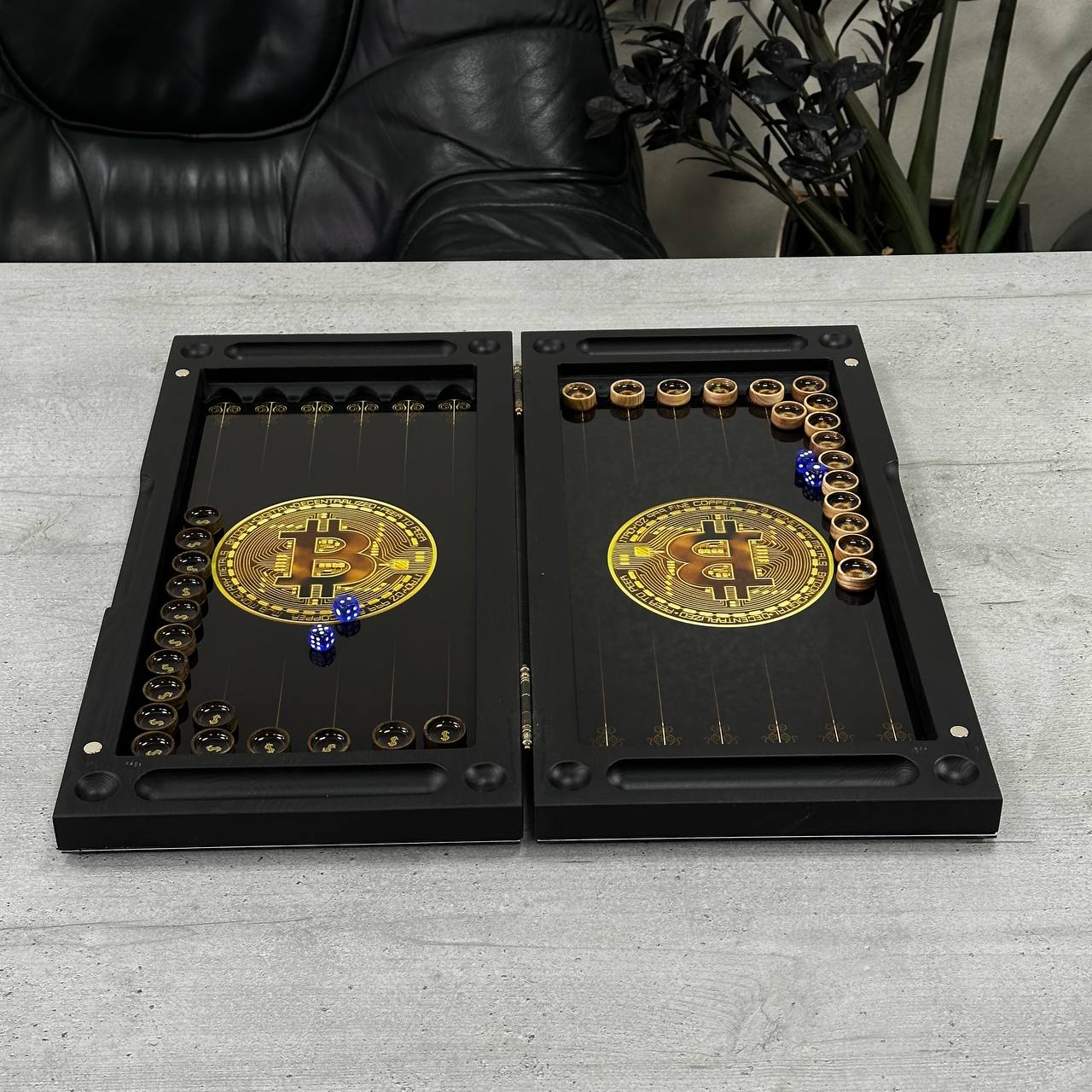 Jeu de backgammon exclusif en verre et bois. Prêt à offrir et personnalisable.