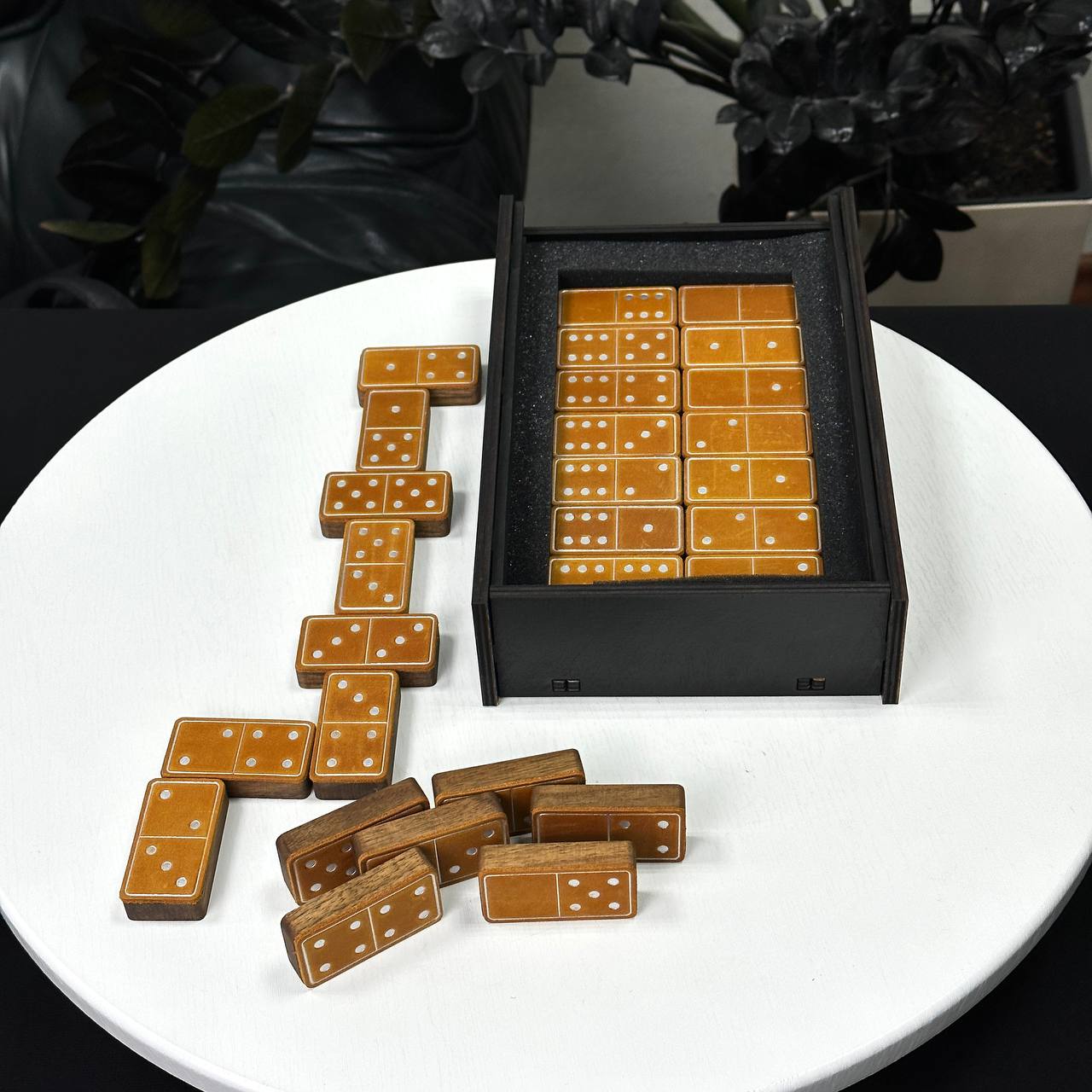 Luxuriöses Domino-Set aus Holz und elegantem Leder, 52*27*12mm orange Dominosteine, Geschenkfertig