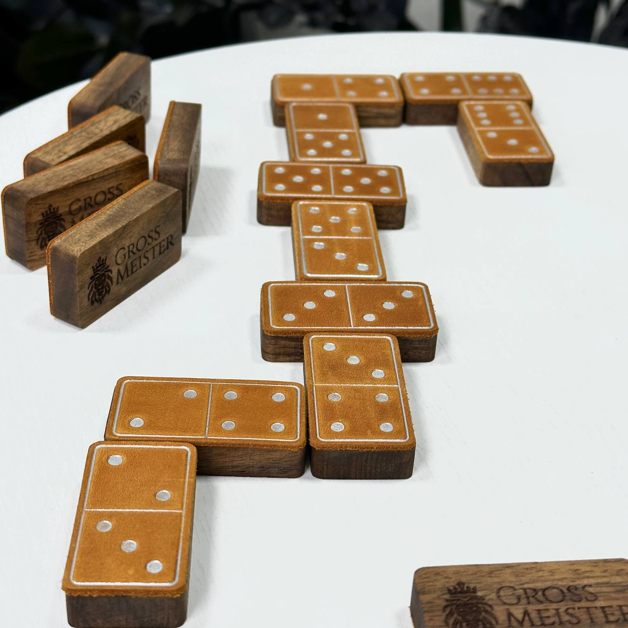 Luxuriöses Domino-Set aus Holz und elegantem Leder, 52*27*12mm orange Dominosteine, Geschenkfertig
