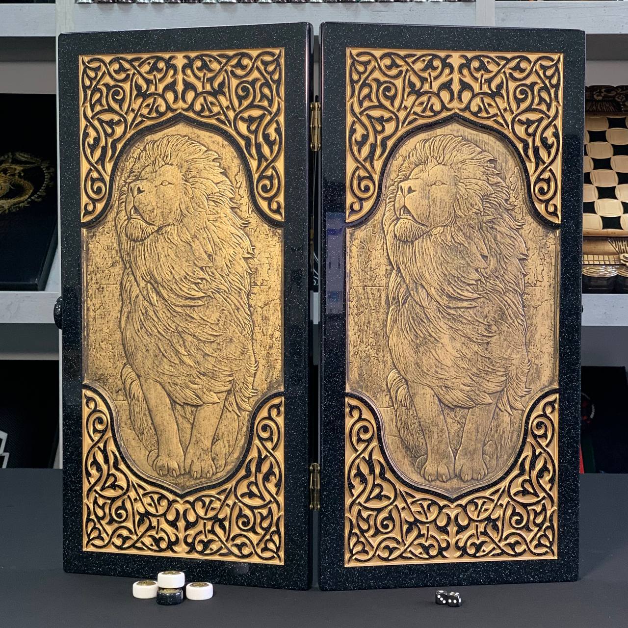 Backgammon en pierre acrylique noire de luxe « Grand Lion d'or » 58*28cm, prêt à offrir et personnalisé