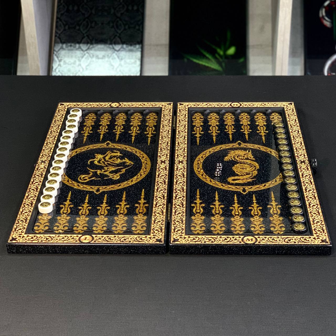 Backgammon en pierre acrylique noire de luxe « Grand Lion d'or » 58*28cm, prêt à offrir et personnalisé