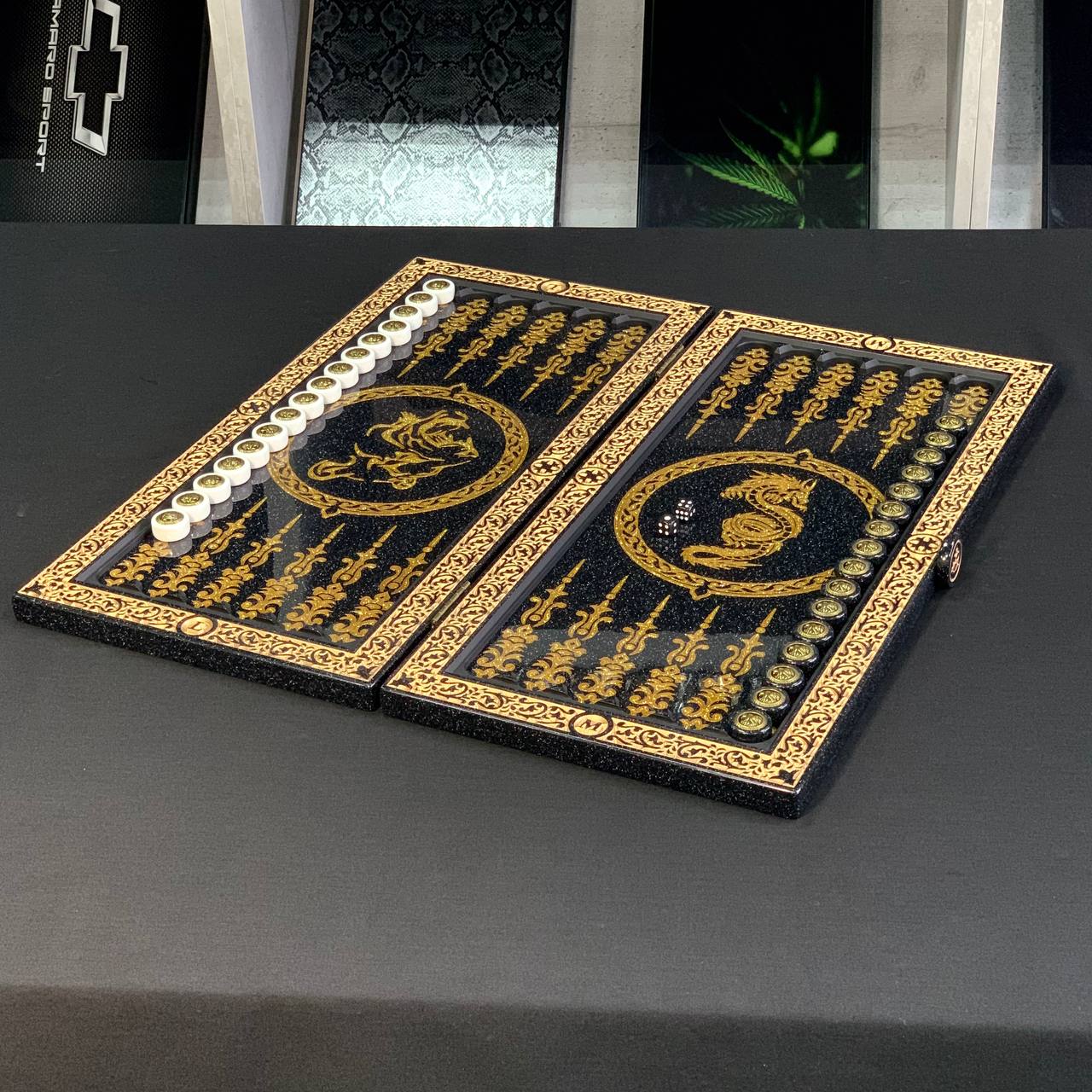 Backgammon en pierre acrylique noire de luxe « Grand Lion d'or » 58*28cm, prêt à offrir et personnalisé