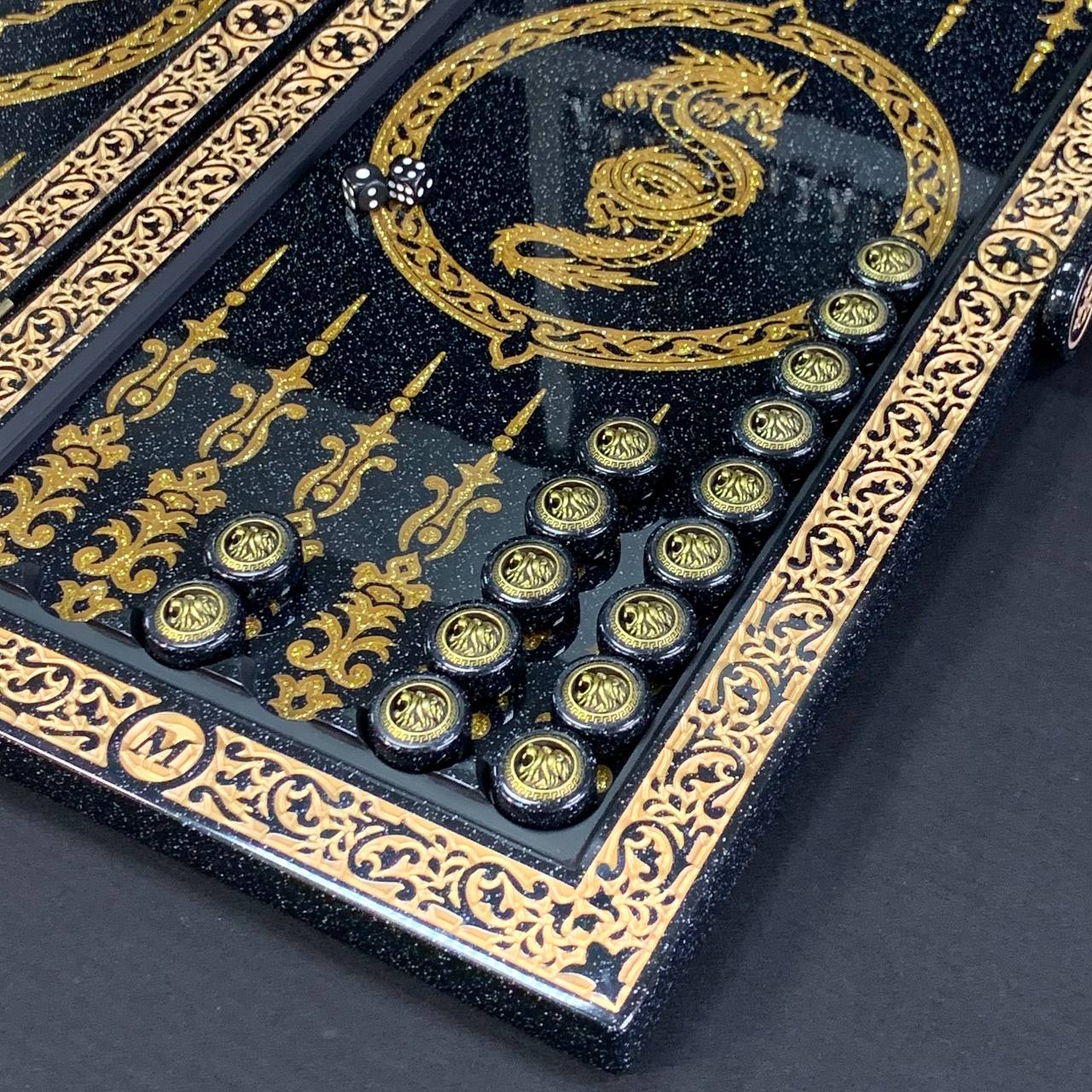 Backgammon en pierre acrylique noire de luxe « Grand Lion d'or » 58*28cm, prêt à offrir et personnalisé