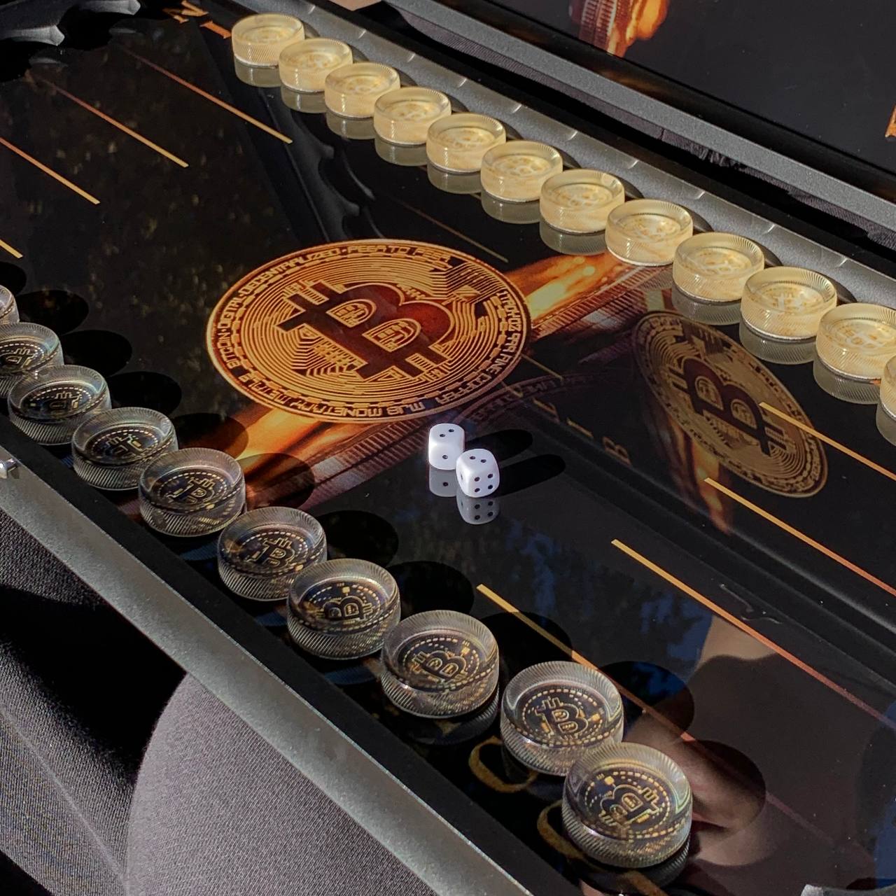 Backgammon-Brett aus Glas „Blue Bitcoin“ 61 x 27 cm, luxuriöses Brettspielset als Geschenk