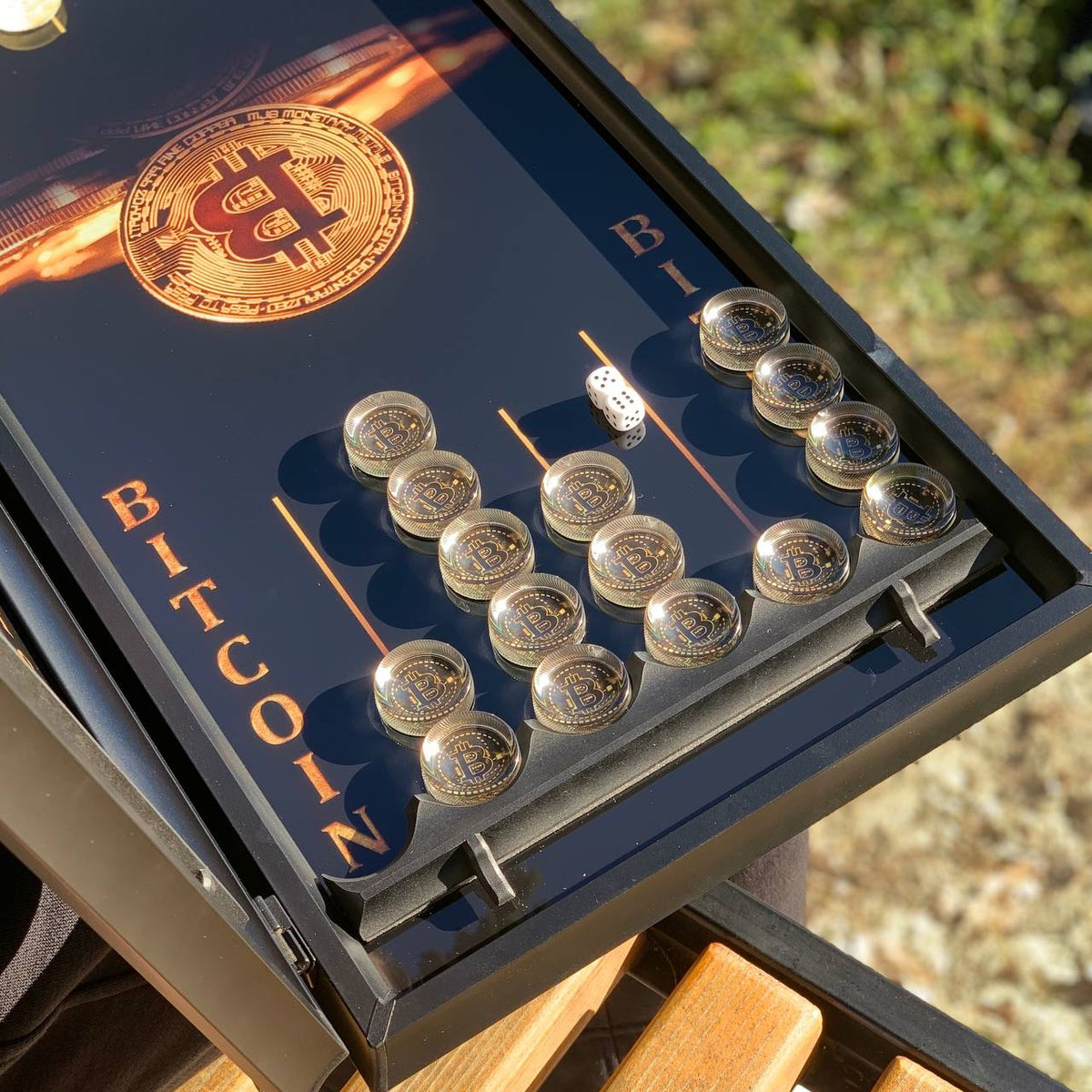 Backgammon-Brett aus Glas „Blue Bitcoin“ 61 x 27 cm, luxuriöses Brettspielset als Geschenk