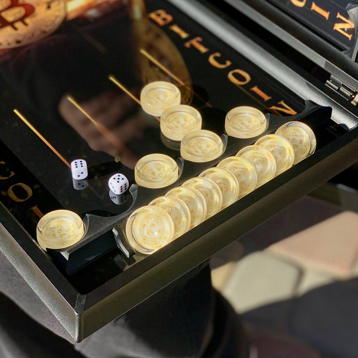 Backgammon-Brett aus Glas „Blue Bitcoin“ 61 x 27 cm, luxuriöses Brettspielset als Geschenk