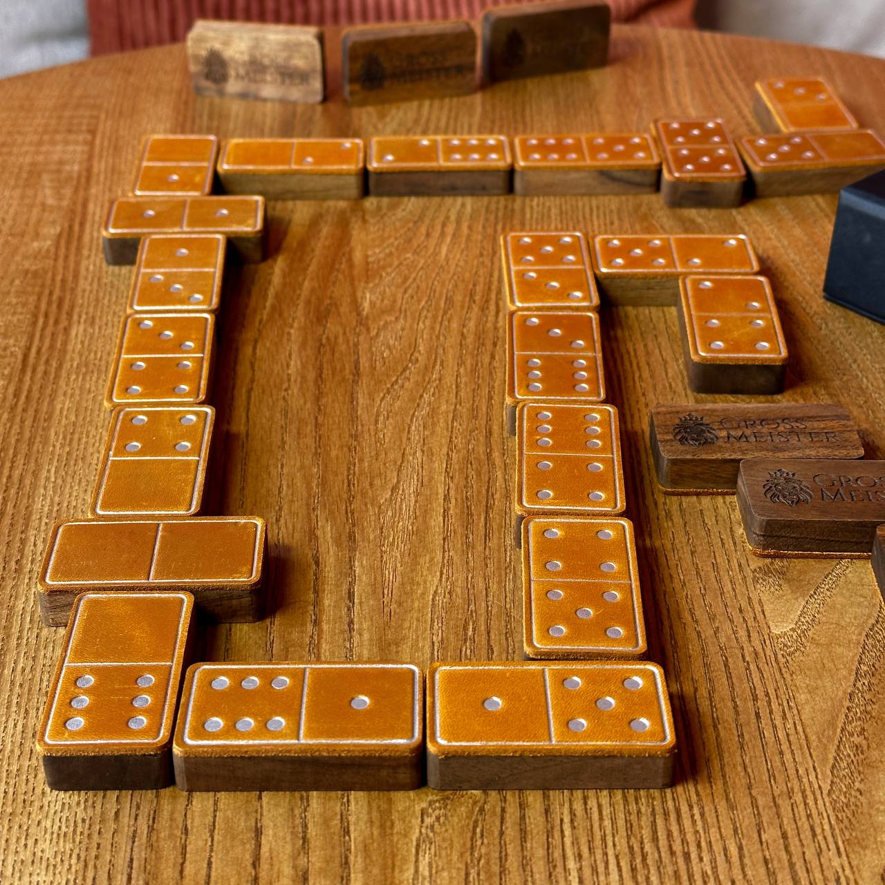 Luxuriöses Domino-Set aus Holz und elegantem Leder, 52*27*12mm orange Dominosteine, Geschenkfertig