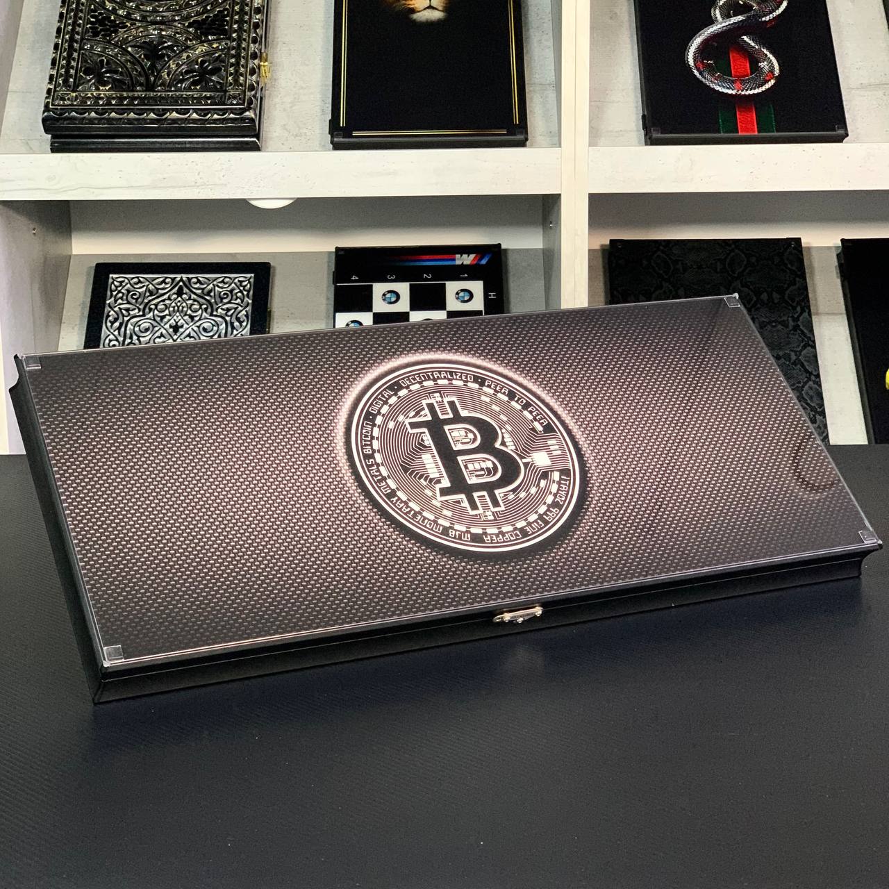 Plateau de backgammon en verre « Carbon-Bitcoin » 61 x 27 cm, jeu de société de luxe prêt à offrir