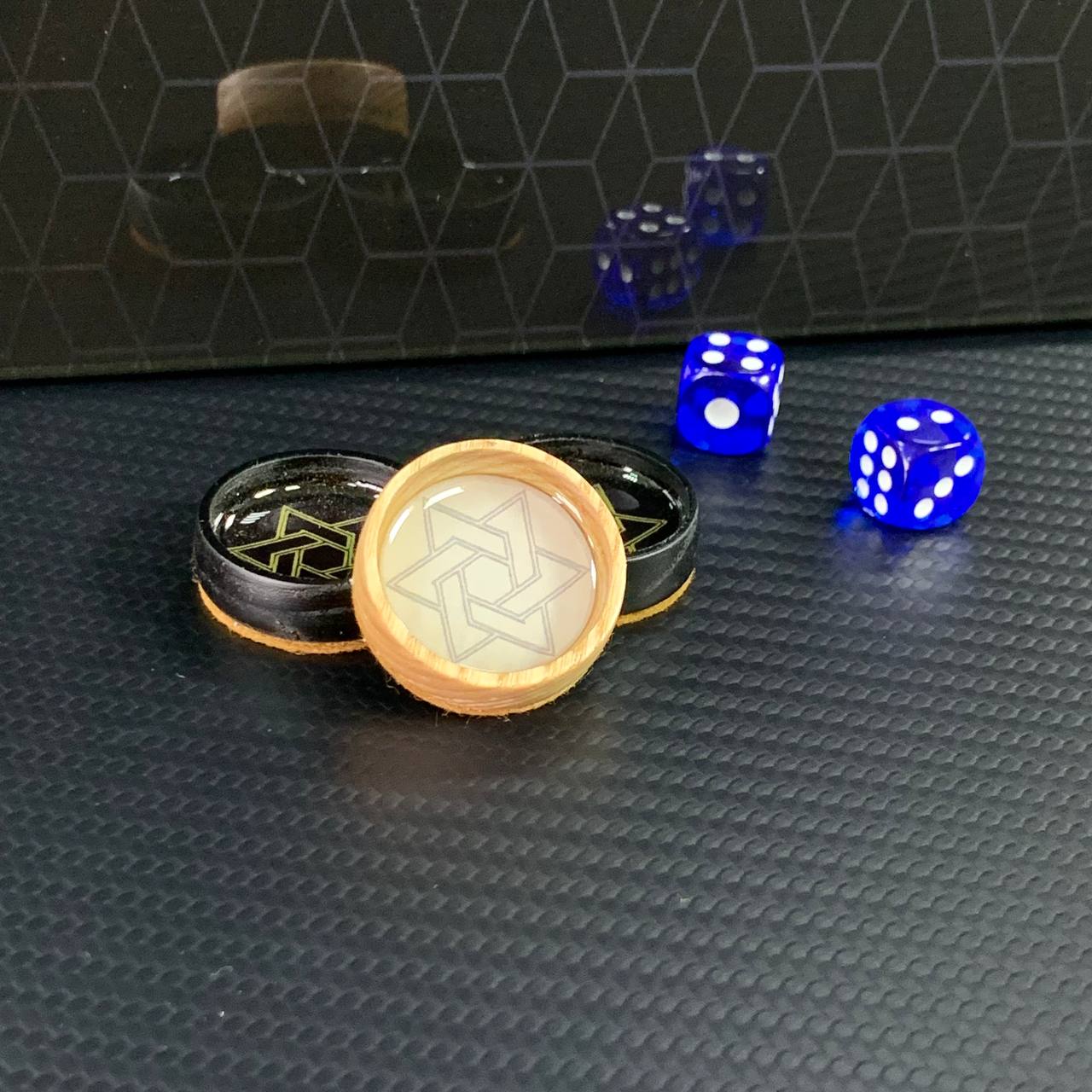 Backgammon exclusif en verre et bois avec scorpion. Prêt à offrir et personnalisable.