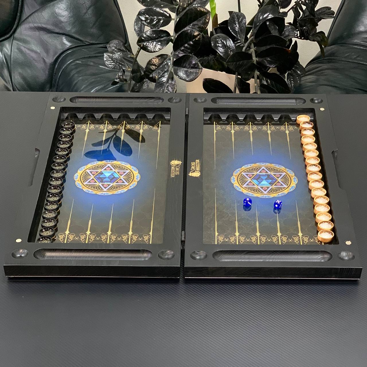 Backgammon exclusif en verre et bois avec scorpion. Prêt à offrir et personnalisable.